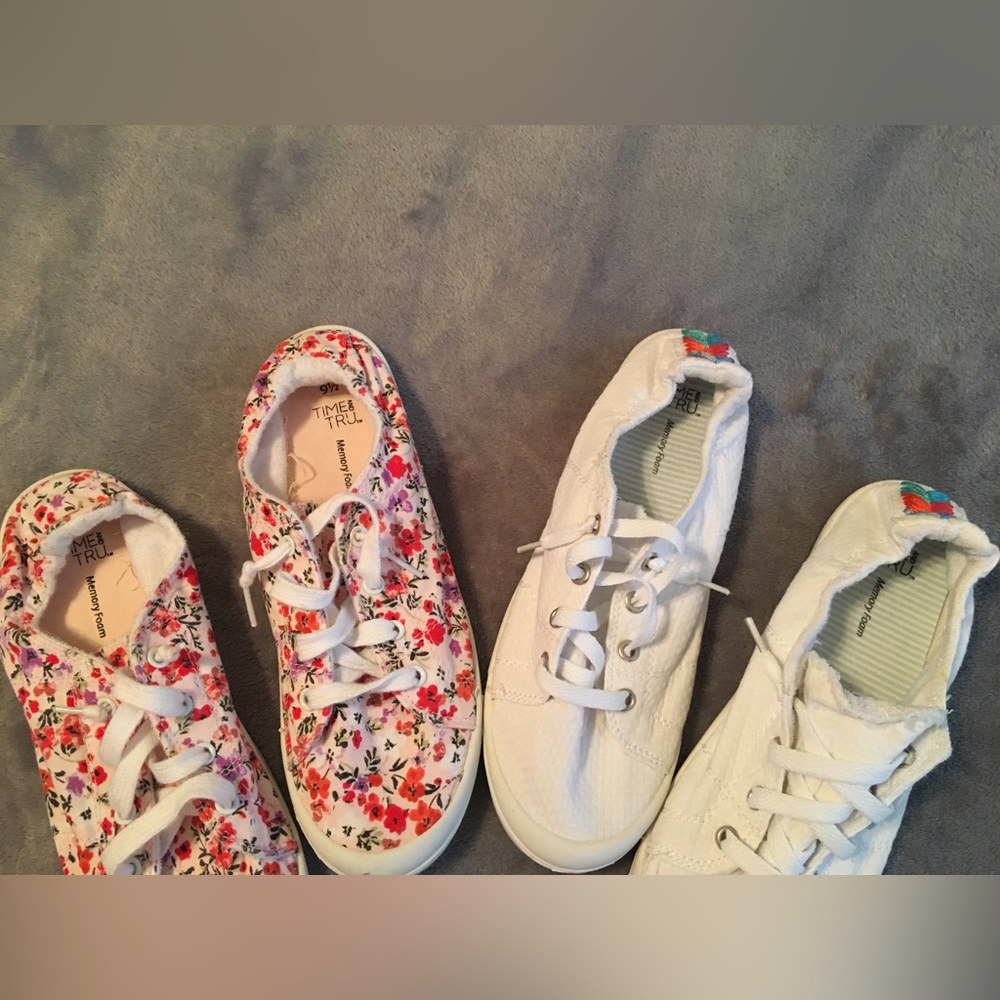 Time & Tru Sneaker Bundle - Picture 4 of 6